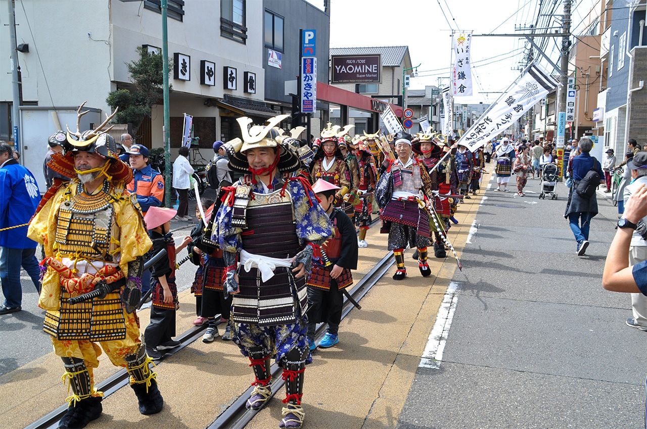 Мужественный облик участников праздника Ёсицунэ (предоставлено храмом Мампукудзи)