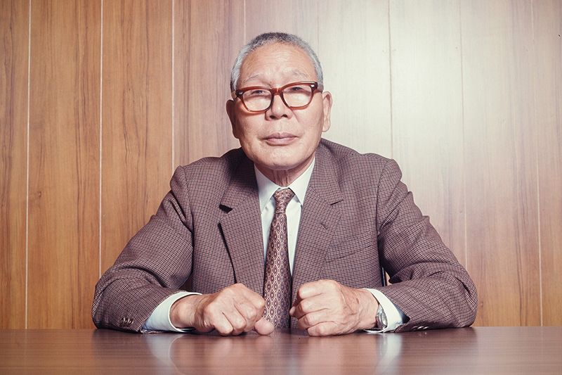 Фудзимото Нобуо, изобретатель массажного кресла и основатель компании «Фудзи Ирёки». Он начинал работу вместе с тремя помощниками – женой, сыном и менеджером по продажам. Фотография «Фудзи Ирёки»
