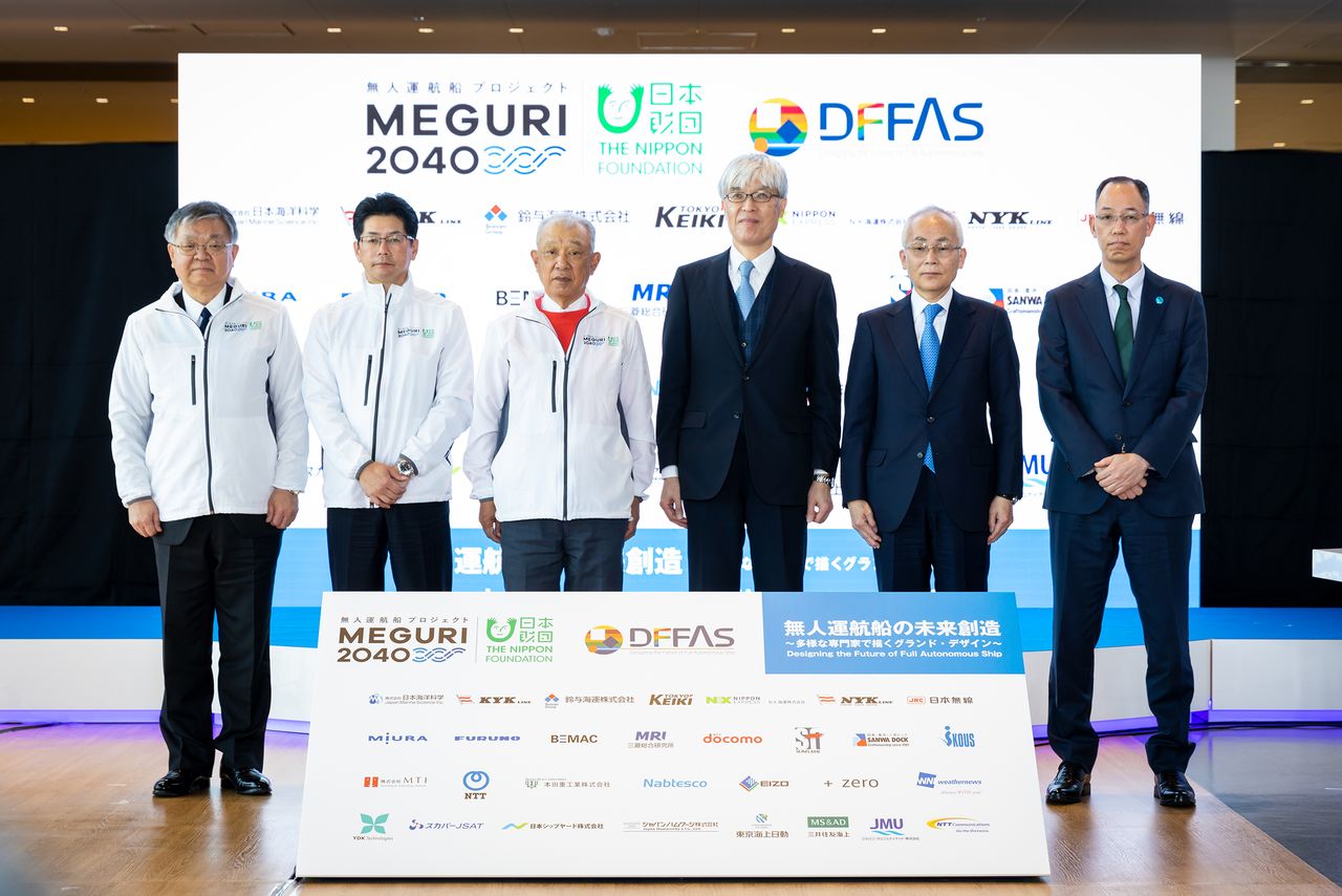 Слева направо: Акаминэ Коити, президент компании «Нихон кайё кагаку», управляющий директор фонда Nippon Foundation Унно Мицуюки и президент фонда Сасакава Ёхэй