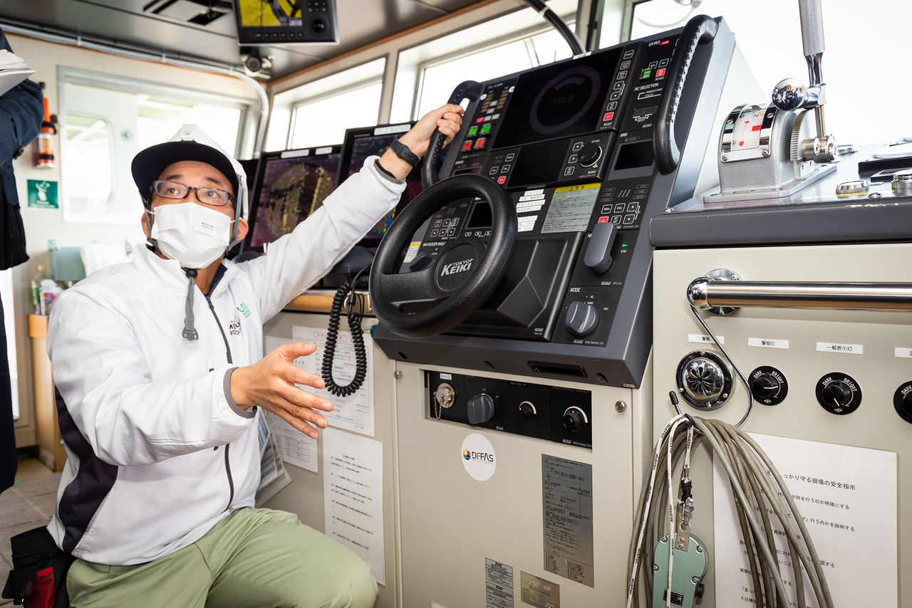 Переключатель под рулевым колесом на мостике «Судзаку» позволяет перевести судно на дистанционное управление
