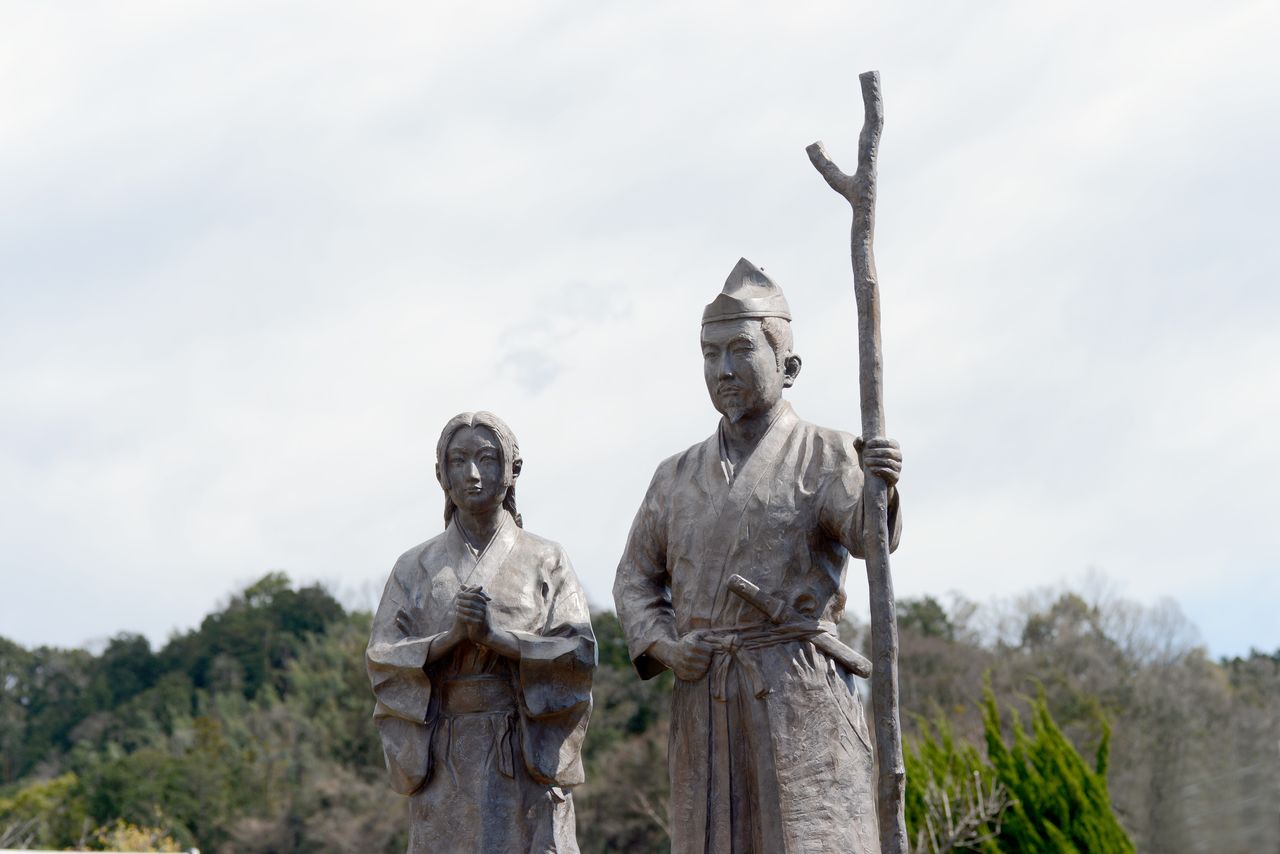 Бронзовая парная статуя Ёритомо и Масако в парке Хиругакодзима в городе Идзунокуни, преф. Сидзуока. Здесь они выглядят спокойными, но на самом деле Масако не прощала ему его похождений (PIXTA)