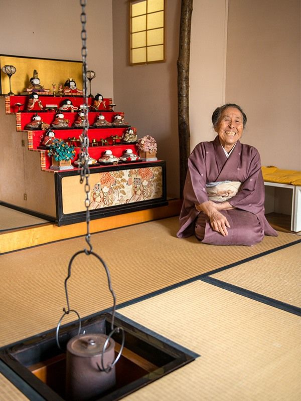 Нодзири Митико продолжает преподавать чайную церемонию в странах Европы. Фото сделано в марте 2018 года в филиале школы Урасэнкэ в Риме. Нишу токонома украшает 5-ярусная подставка с принадлежащими Нодзири куклами хина