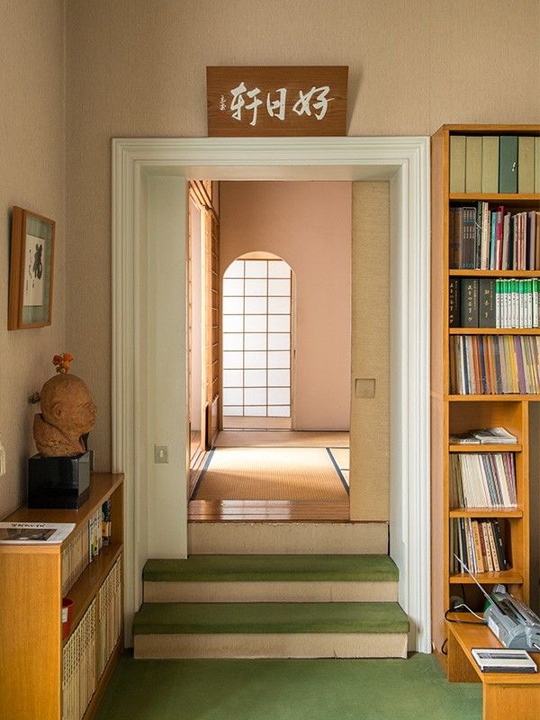 Над входом в чайную комнату – табличка с надписью «好日軒» (дом хороших дней), выполненной главой школы Урасэнкэ Сэн Сосицу XV