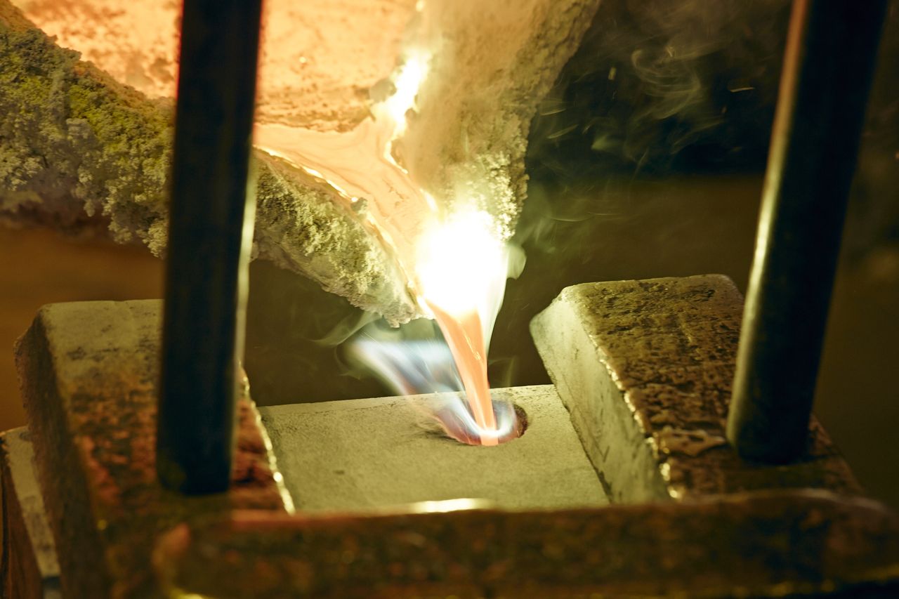 Нагретый до высокой температуры металл заливают в отливочные формы