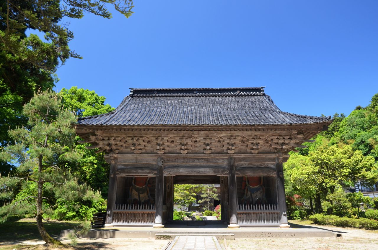 Ворота Саммон храма Кокутайдзи направления Риндзай дзэн (© Pixta)