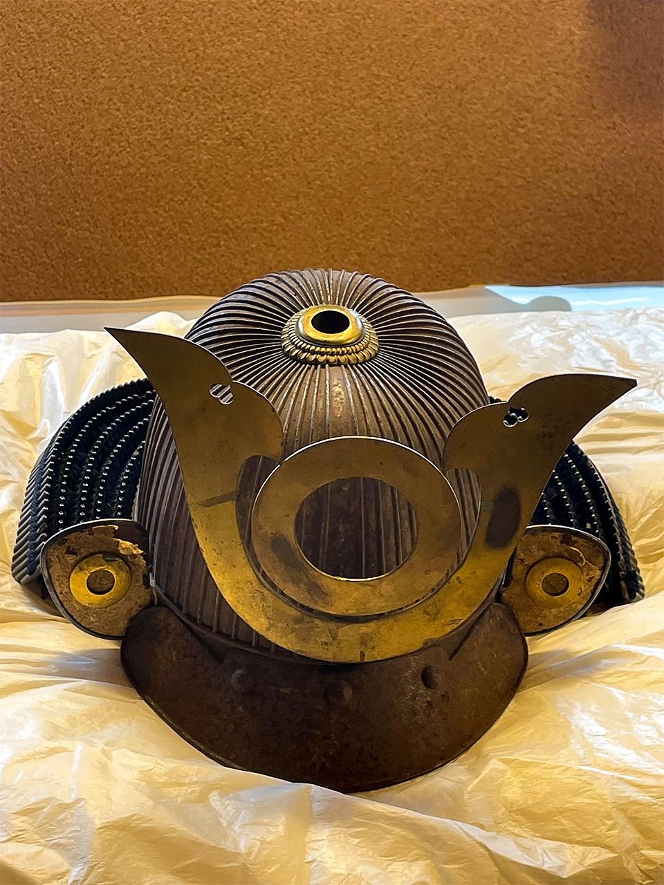 Шлем украшен круглой эмблемой «змеиный глаз»