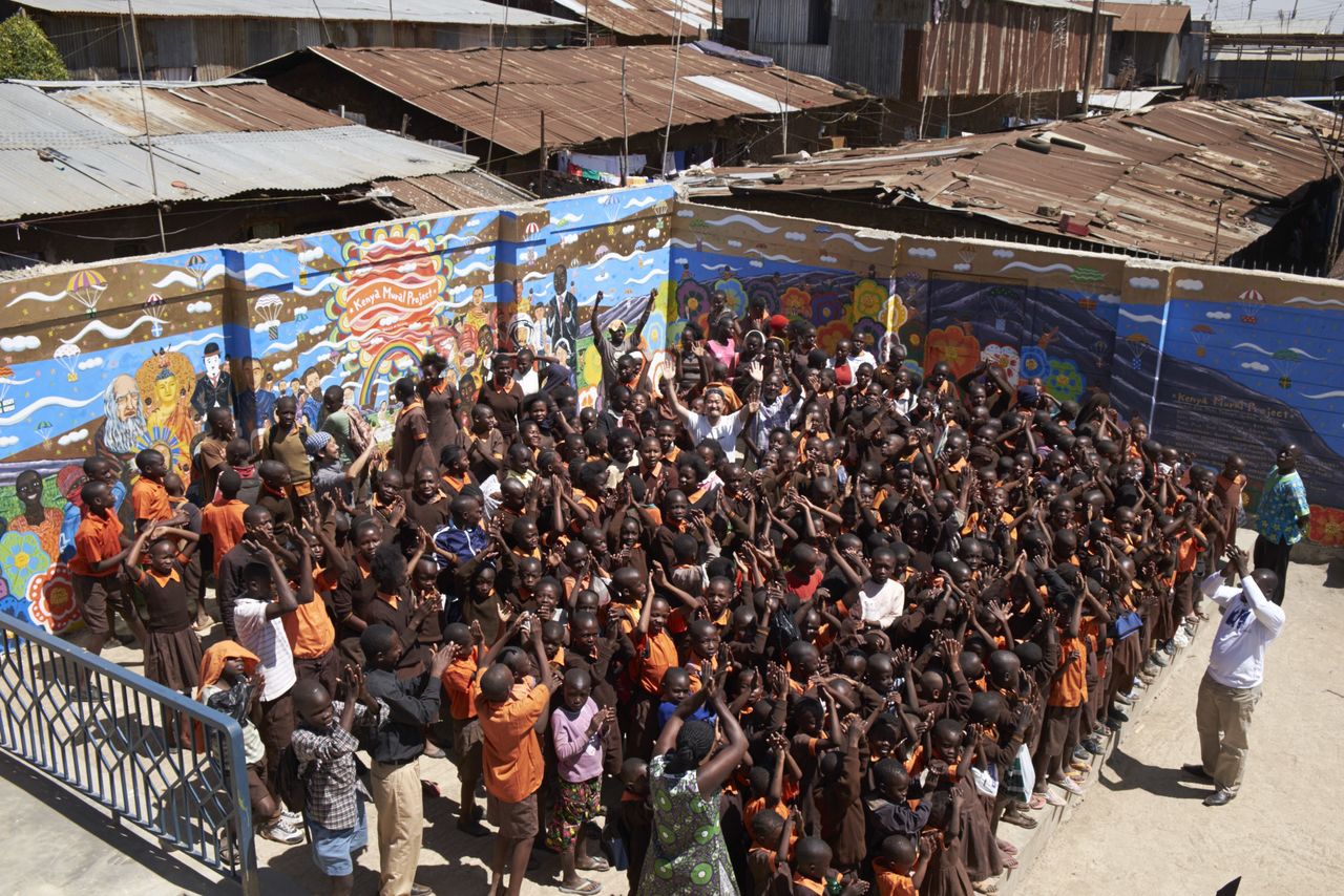 Арт-проект в Кении, 2015 г. Создание настенной росписи в начальной школе Магосо в трущобах Кибера, Найроби (предоставлено Over the Wall)