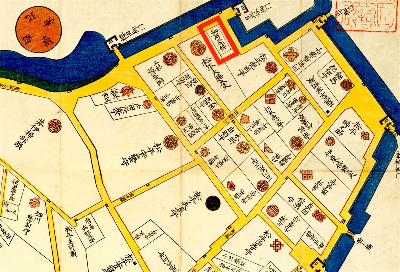 Квартал Сотосакурада Нагататё на карте «Эдо кириэдзу». Красной рамкой обведена усадьба Сакурада, где жили удалившиеся на покой наложницы сёгунов (предоставлено Национальной парламентской библиотекой)