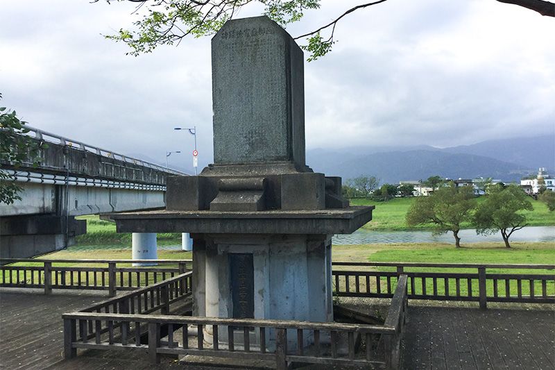 Памятник Кикудзиро, установленный на «Плотине Сайго» (фото Фурукава Кацуми)