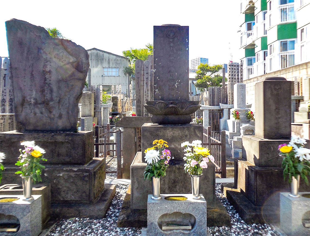 Надгробье Такиямы в центре, слева – Накано и пара, унаследовавшая фамилию Такиямы, справа – могила её тети, Сомэдзима