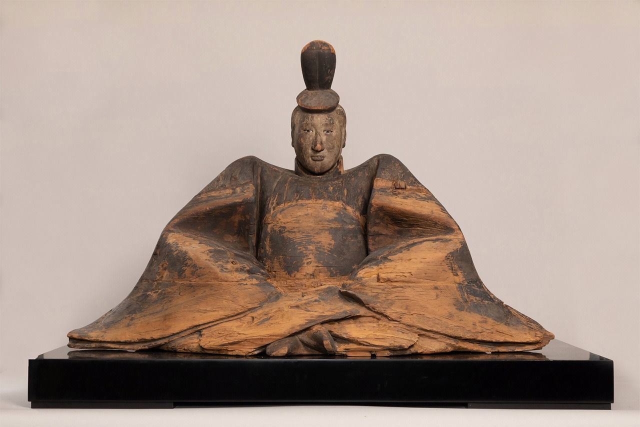 Сидящая статуя Минамото-но Санэтомо. Методом изучения годовых колец древесины установлено, что статуя создана в XIII веке (коллекция храма Каи Дзэнкодзи)