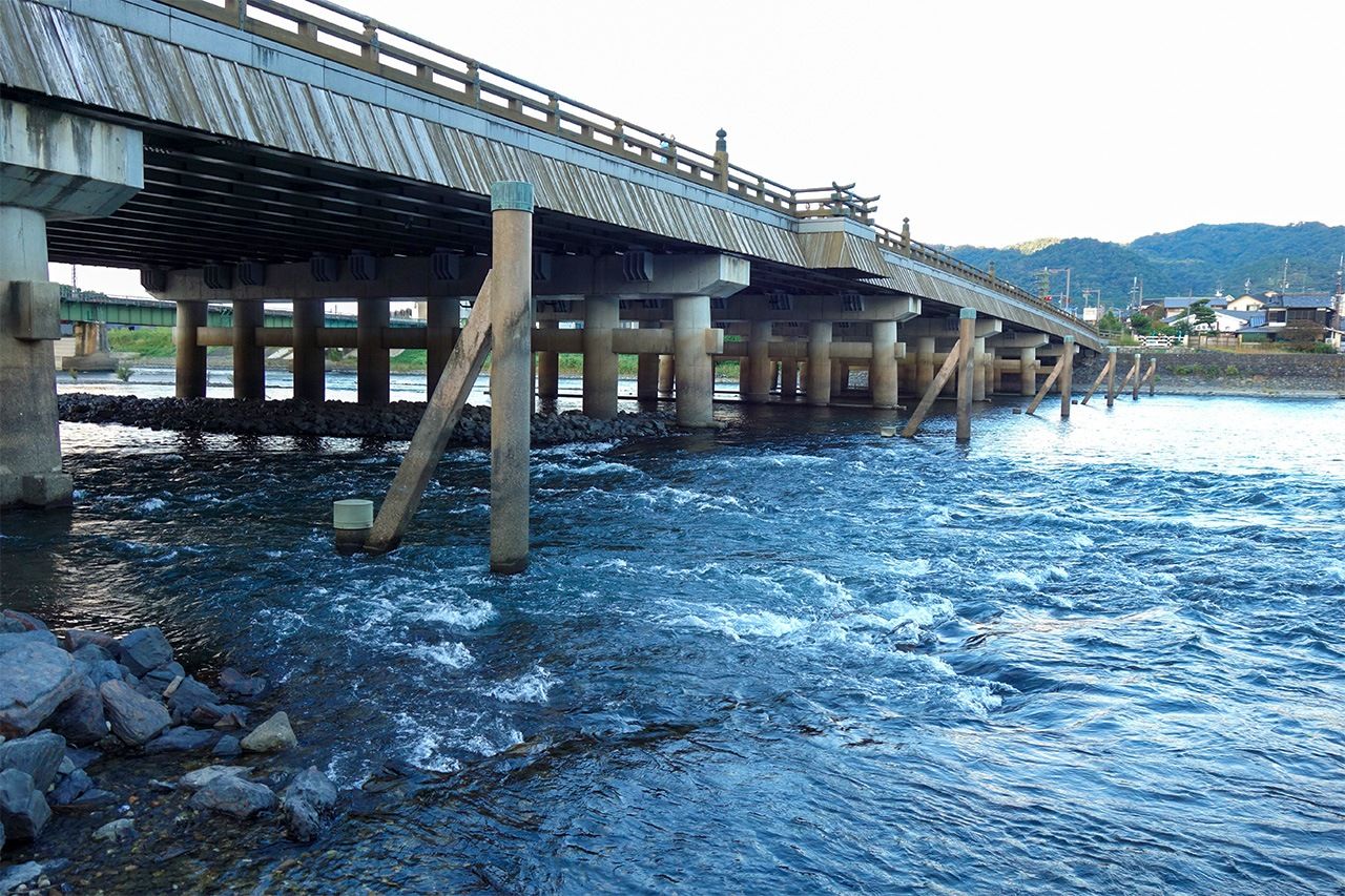 Поток у опор моста Удзи (фотография автора)