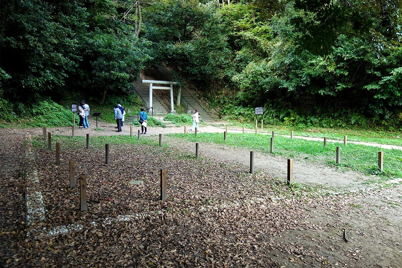 Обнаруженное при раскопках 2005 года место, где находился павильон Хоккэдо (погребальный павильон) Ходзё Ёситоки. Он был построен с восточной стороны от павильона Хоккэдо Минамото-но Ёритомо (фотография автора)