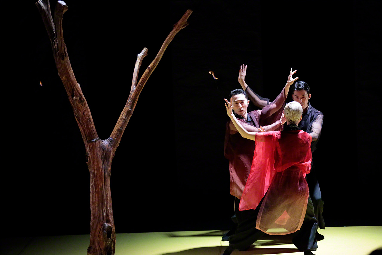 Сцена из сценической постановки Noism «Сад следов», вдохновлённая пьесой Такэмицу «В осеннем саду» для оркестра гагаку (© Синояма Кисин, 2021)