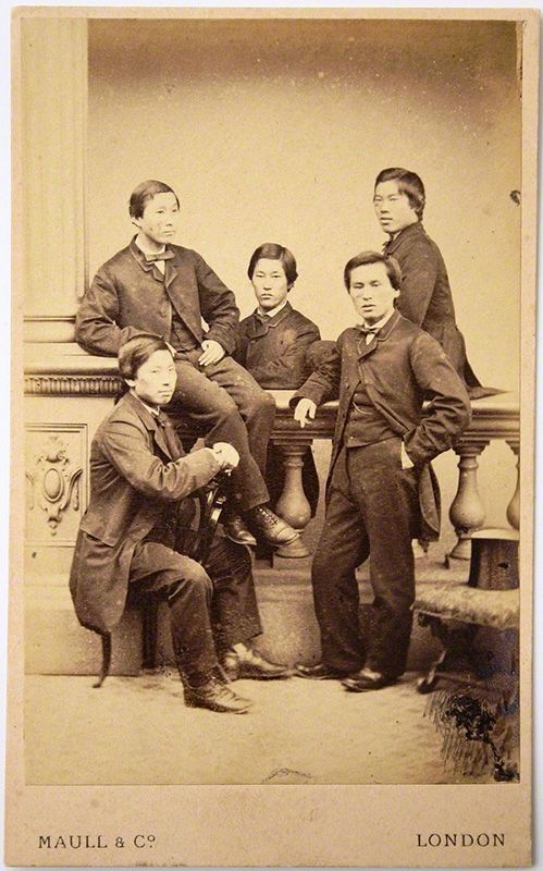Каждый из «Пятёрки Тёсю» стал отцом инновационного направления в Японии. Эндо Кинсукэ (слева сзади) – «отец Монетного двора», Иноуэ Каору (слева в первом ряду) – «отец дипломатии», Иноуэ Масару (в центре) – «отец железных дорог», Ито Хиробуми (справа сзади) – «отец кабинета министров», Ямао Ёдзо (справа в первом ряду) – «отец инженерии» (© Музей Хаги)