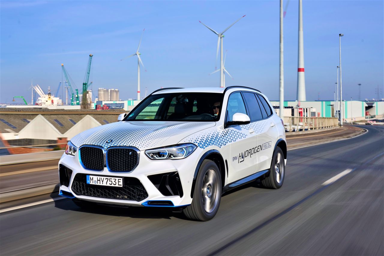 Автомобиль iX5 Hydrogen, производство которого компания BMW начала в небольших масштабах в декабре 2022 года (снимок предоставлен компанией BMW)