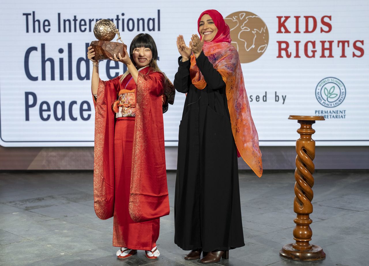 Кавасаки Рэна, слева, получает Международную детскую премию мира от Нобелевской лауреатки Тавакуль Карман на церемонии в Гааге, Нидерланды, в ноябре 2022 года (© KidsRights 2022)