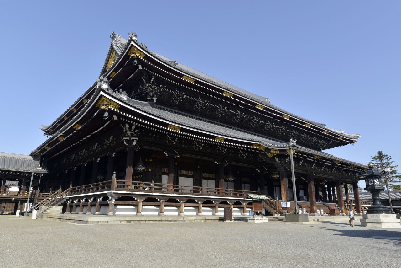 Храм Хигаси-Хонгандзи в Киото. Когда Кёнё покинул храм Хонгандзи и построил Миэйдо, монастырь Хонгандзи разделился на восточную и западную части (Pixta)