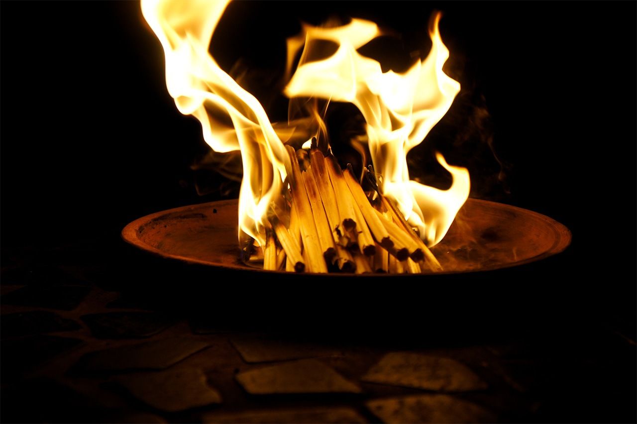 «Приветственный огонь» мукаэби в праздник О-Бон (© Pixta)