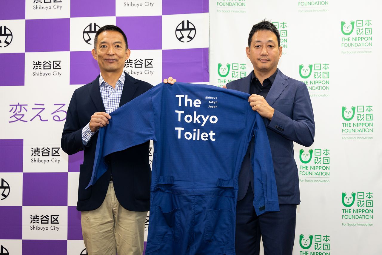 Начальник района Сибуя Хасэбэ Кэн (слева) и исполнительный директор Японского фонда Сасакава Дзюмпэй