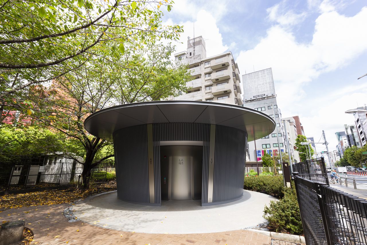 Известный японский архитектор Андо Тадао назвал своё детище «Амаядори» (укрытие от дождя). Под большой крышей действительно можно спрятаться от дождя. Внешние стены выполнены в форме решётки, создающей мягкое естественное освещение в коридоре туалета