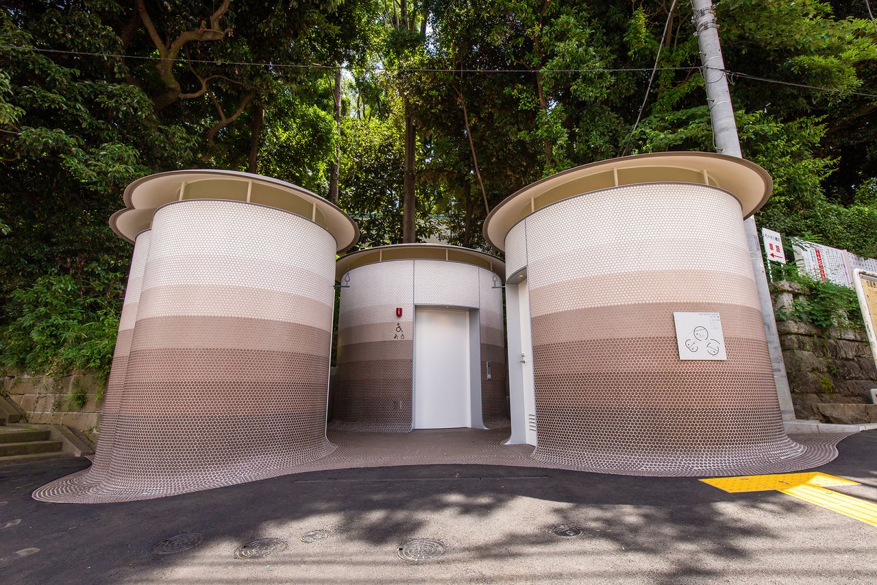 Туалет, напоминающий три гриба, в парке Ёёги Хатиман-но Мори, – проект обладателя Притцкеровской премии Ито Тоё. Декорированные градуированной плиткой круглые стены идеально гармонируют с зеленью парка