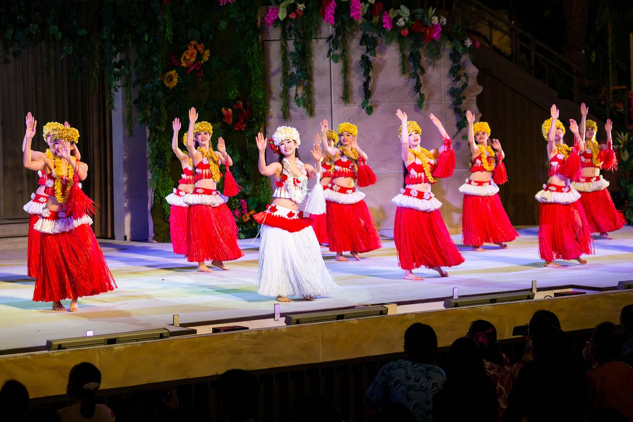 Танцовщицы хулы выступают в одном из шоу курорта на полинезийскую тематику