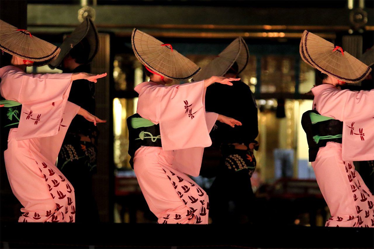 Танец Овара кадзэ-но бон (© Pixta)
