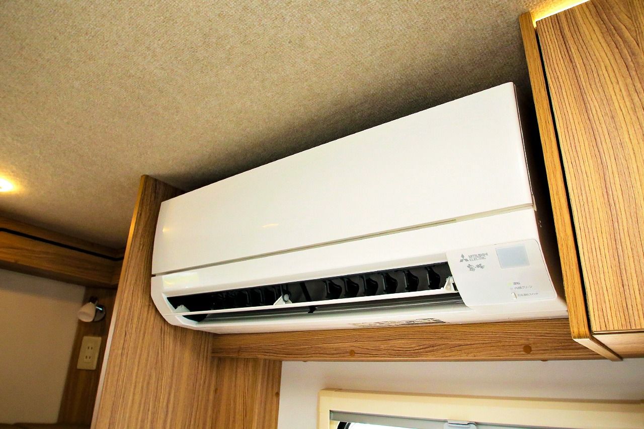 В условиях жаркого и влажного японского климата все больше кемперов в последние годы оснащаются домашними кондиционерами воздуха (снимок сделан автором статьи)