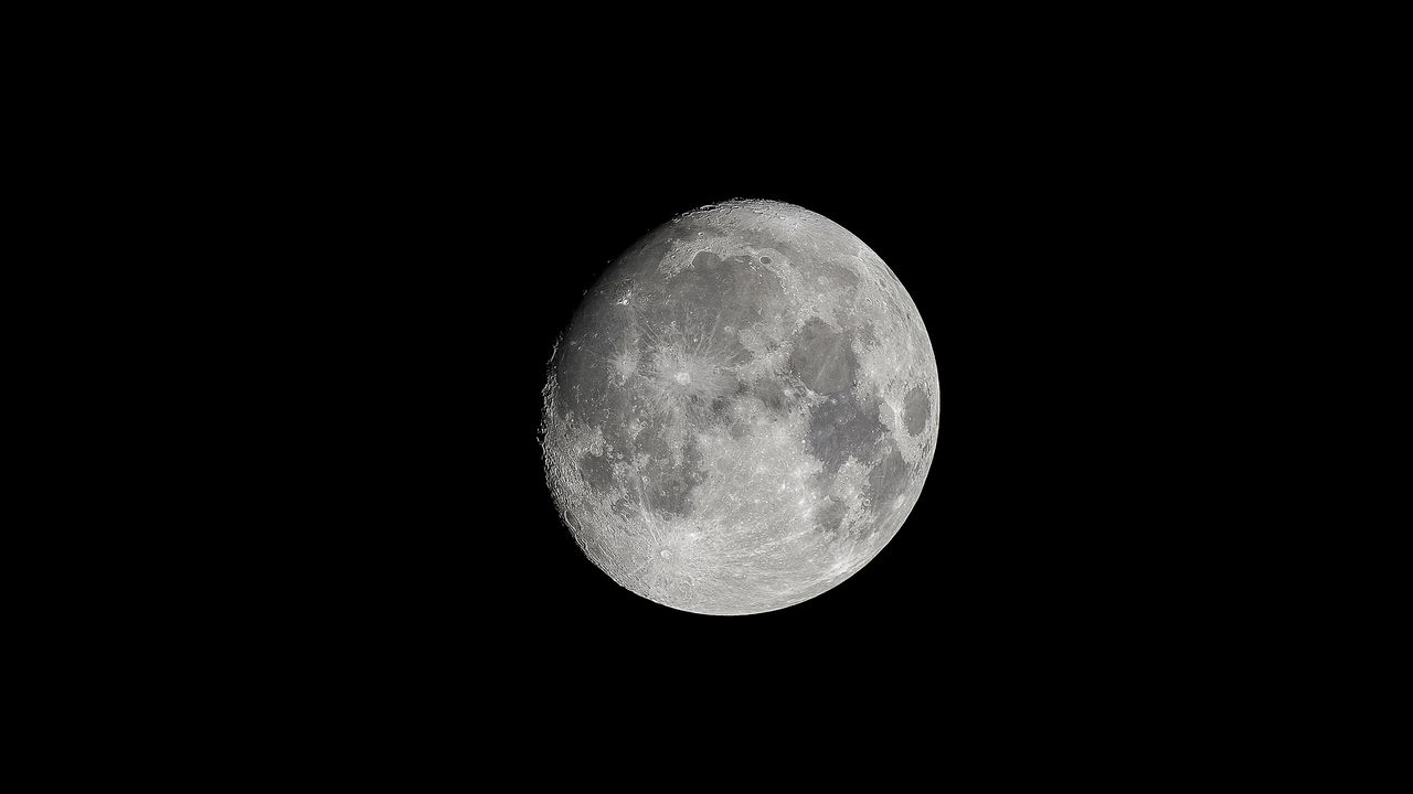 В тринадцатую ночь девятого лунного месяца Луна с левой стороны ещё не полная (PIXTA)