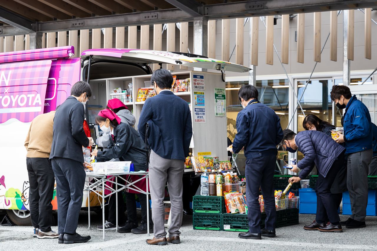 Сотрудники поселковой администрации покупают готовые обеды в передвижном супермаркете