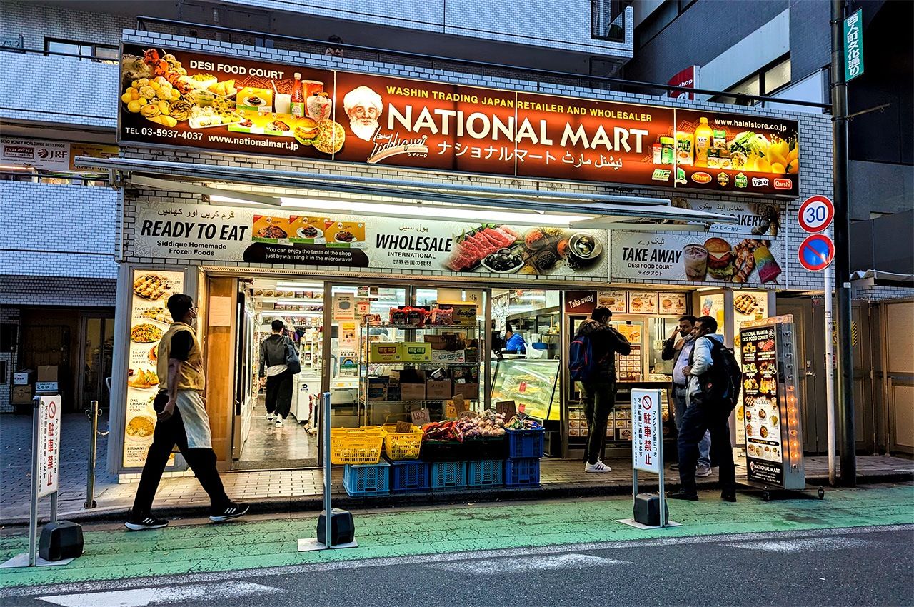 Siddique National Mart, 2-9-15 Хякунин-тё, Синдзюку, Токио 169-0073. Работает с 11:00 до 23:00. (© Кумадзаки Такаси)