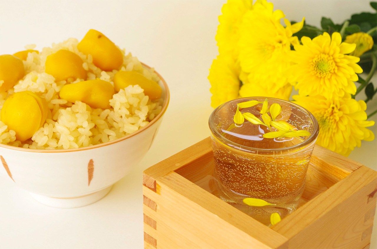 Рис с каштанами (слева) и сакэ с хризантемами для праздника Тёё-но-сэкку (© Pixta)