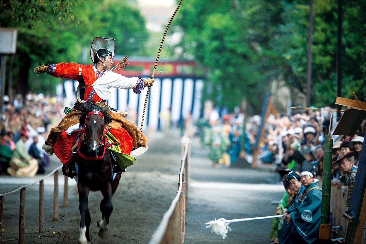 Ябусамэ (ритуал стрельбы из лука на лошадях) на ежегодном празднике святилища Цуругаока Хатимангу в Камакуре (© Огасавара-рю)