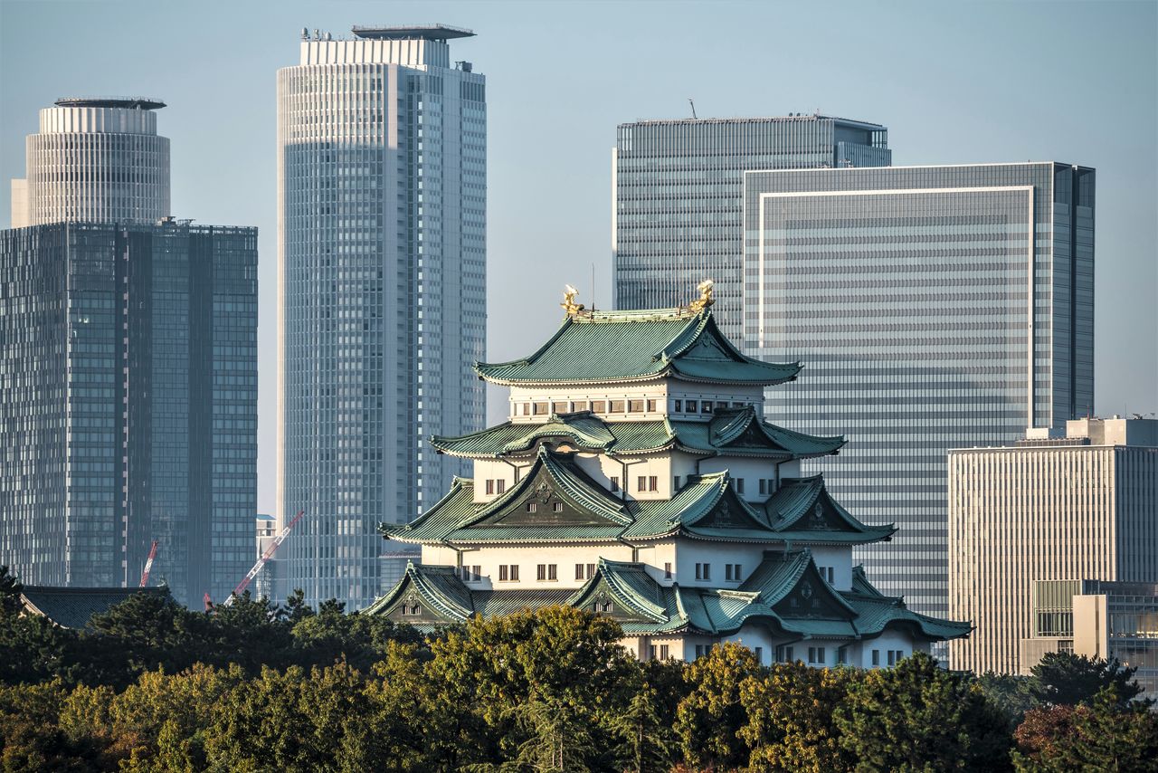 Замок Нагоя, символ города Нагоя, известен золотыми фигурами животных сятихоко на крыше главной башни. Он стал резиденцией 17-го главы рода Овари Токугава, а в 1930 году стал первым замком, признанным национальным достоянием (PIXTA)