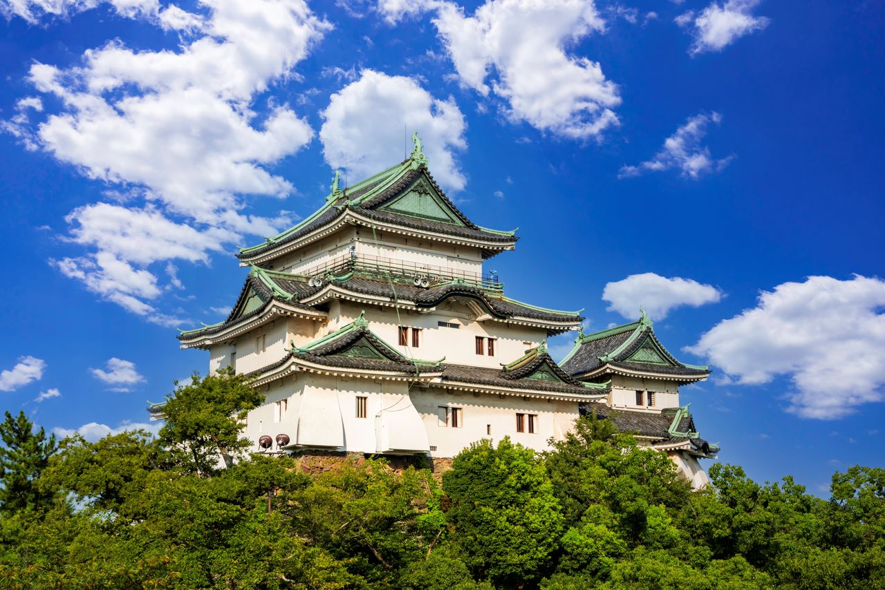 Замок Вакаяма, резиденция рода Кисю Токугава. Он известен как один из трёх замков с комплексной структурой главной башни наряду с замками Химэдзи и Мацуяма. Замок расположен на вершине горы Торафусу, откуда во всех направлениях открывается широкая панорама (PIXTA)