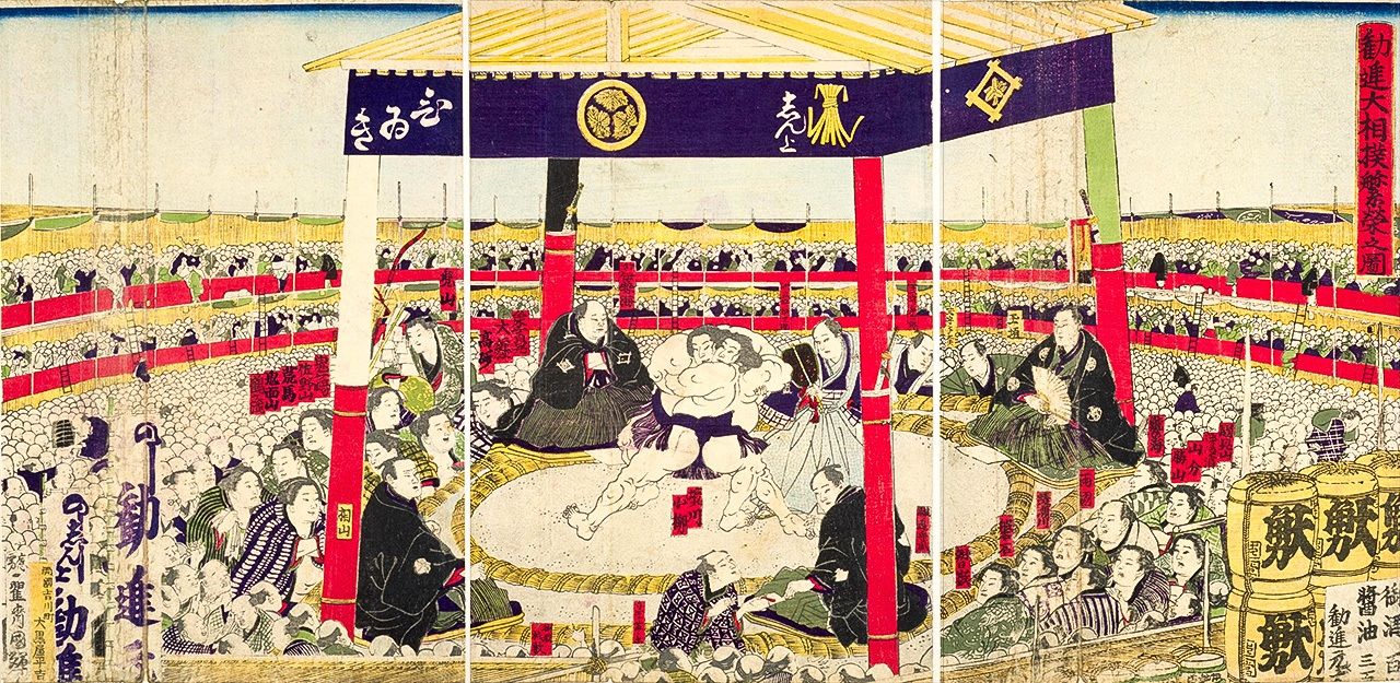 «Картина процветания великого сумо для сбора пожертвований на храмы» (Кандзин оодзумоханъэй-но дзу). Зрительные места вокруг площадки для боёв (дохё) расположены на трёх ярусах и заполнены до отказа. Эта гравюра нисики-э показывает популярность сумо (коллекция Национальной парламентской библиотеки)