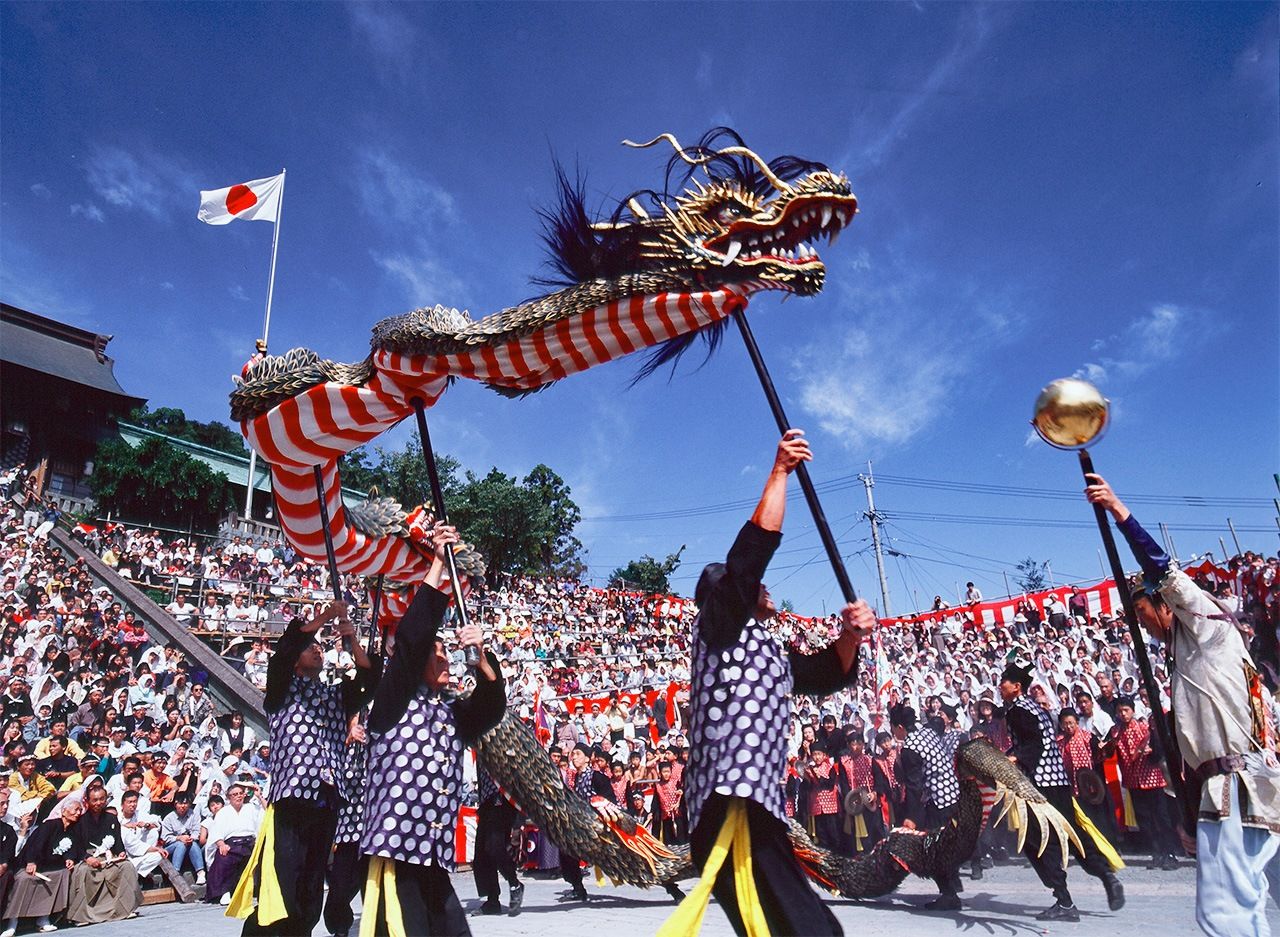 Танец дракона (предоставлено Ассоциацией конгрессов и туризма префектуры Нагасаки)