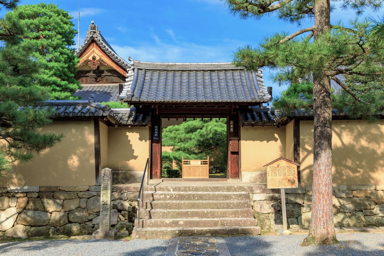 Храм Сангэнъин в монастыре Дайтокудзи известен как место могилы Исиды Мицунари. Обычно он закрыт для посещений, но в феврале этого года его впервые примерно за полвека открыли для публики, однако на могилу Мицунари по-прежнему не допускают посетителей (PIXTA)