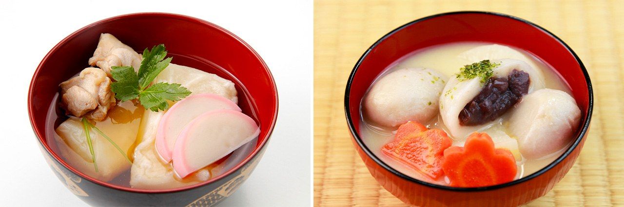 Слева – дзони с какумоти (прямоугольными рисовыми лепёшками); справа – круглые моти с начинкой из красной фасоли, которые часто добавляют в дзони в префектурах Кагава и Кумамото (© Pixta)