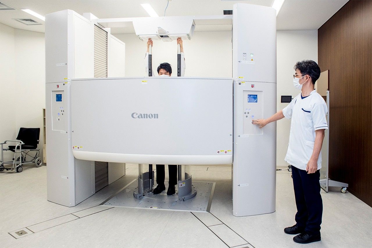 3-й в Японии компьютерный томограф, позволяющий делать снимок стоящего пациента. Снимки, сделанные в положении стоя, приближенном к обычной позе, могут обеспечить более точную диагностику