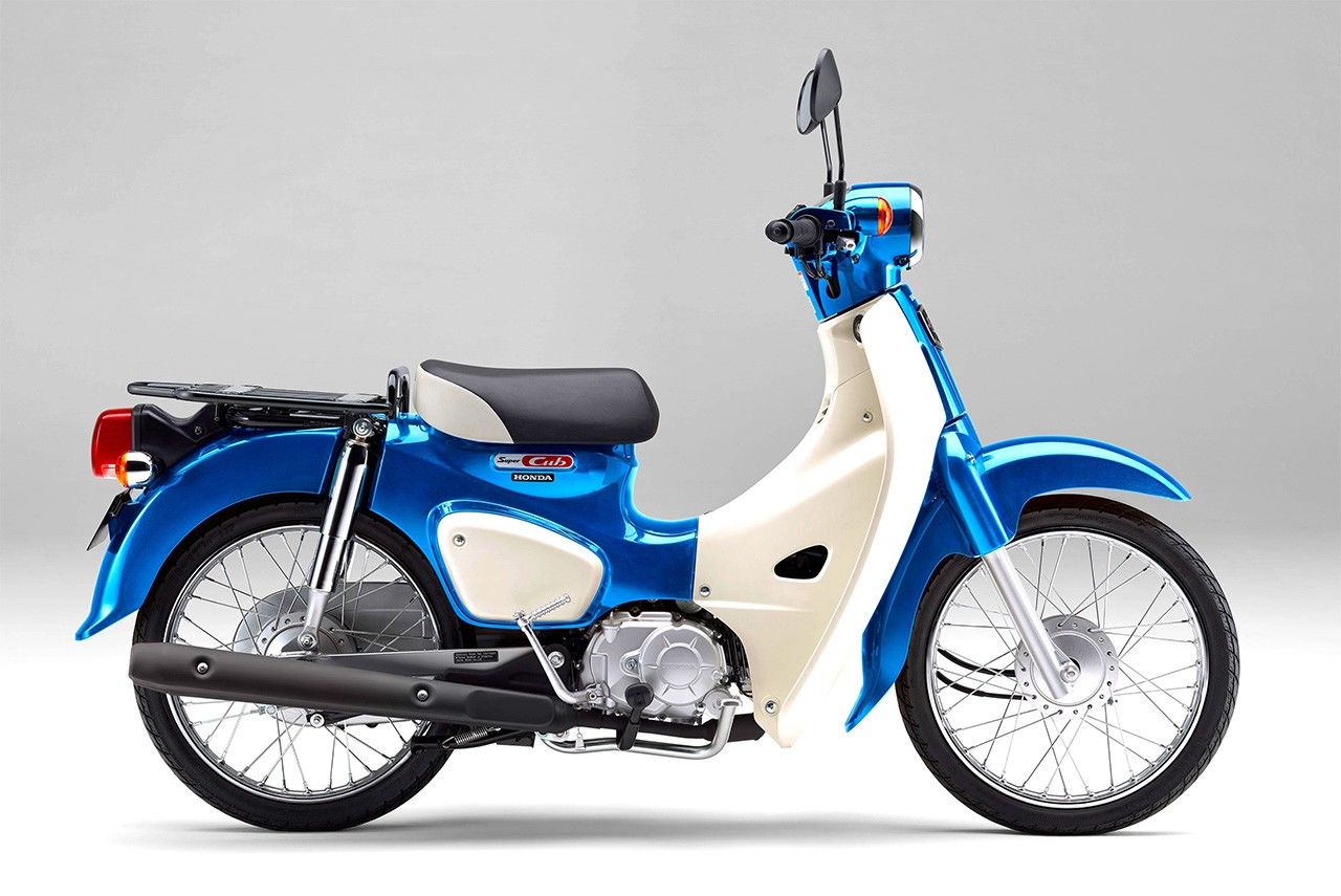 Super Cub компании Honda – мотоцикл самого массового производства в мире. С выхода первой модели в 1958 году уже в 2017-м совокупное число произведенных по всему миру «Суперкабов» достигло 100 млн. Этот мотоцикл, который отличают высокая надежность и прочность, продается более чем в 160 странах мира. На снимке – «Суперкаб-50» образца 2022 года (© HONDA)
