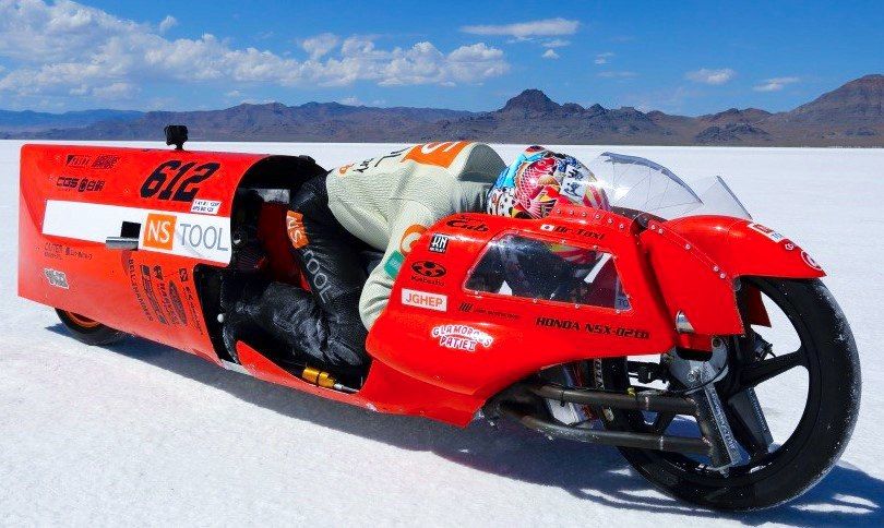 Скелетон-байк – конструкция, в которой ноги, руки и даже голова гонщика упрятаны в обтекатель, практически лишая его возможности двигаться