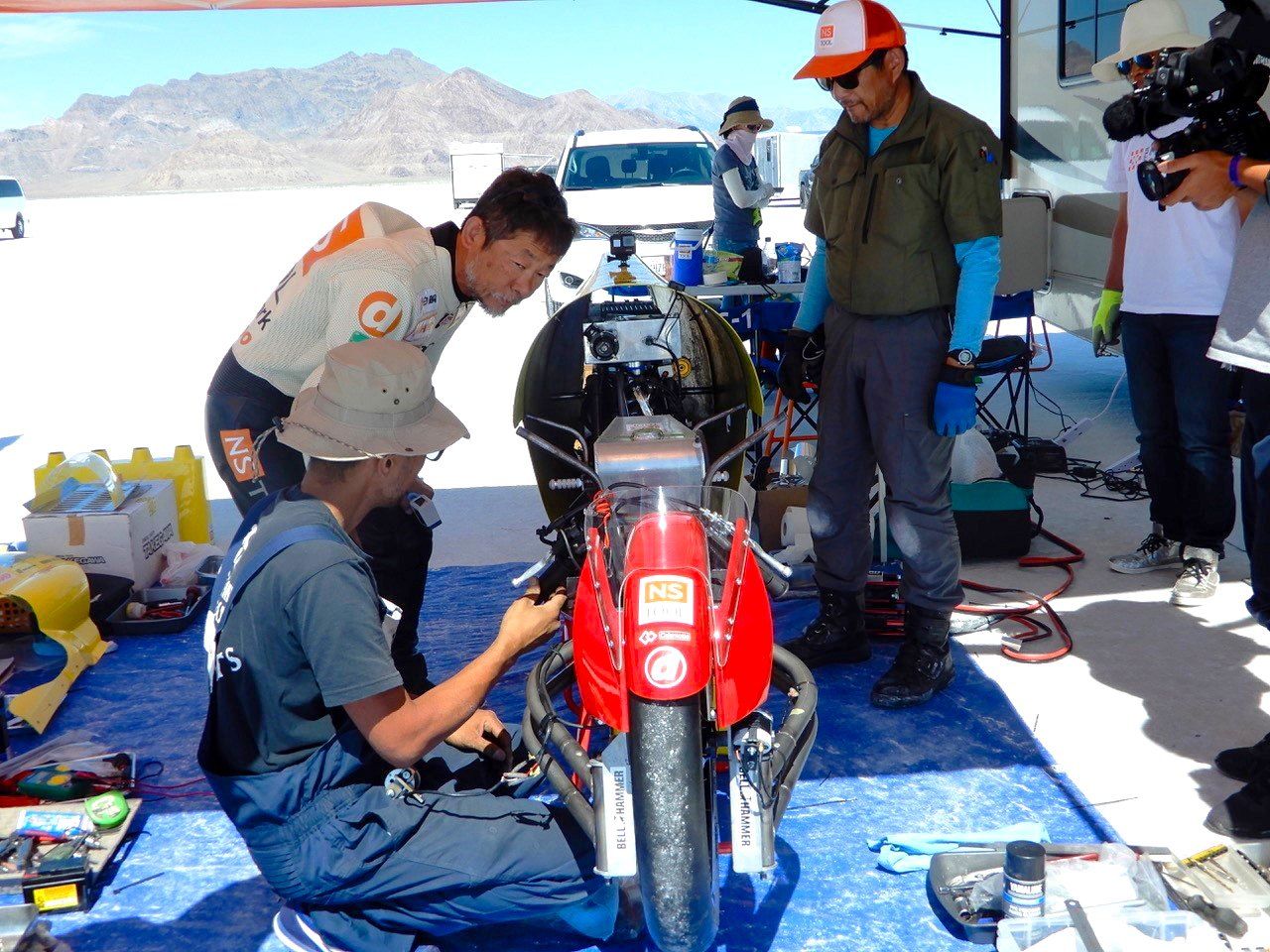 Механики проводят завершающую отладку на месте проведения заездов в Бонневиле