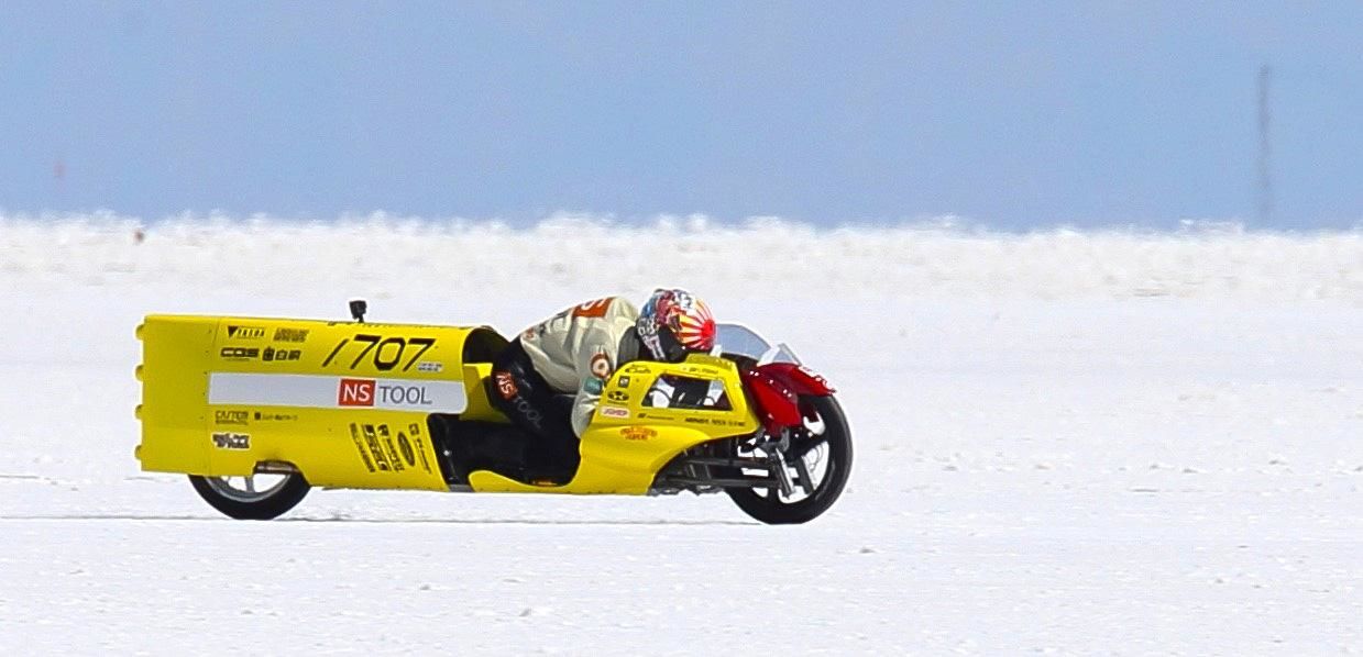 Поверхность на дне бывшего соленого озера чрезвычайно скользкая. Самые главные враги гонщика – следы от падения других машин и боковой ветер