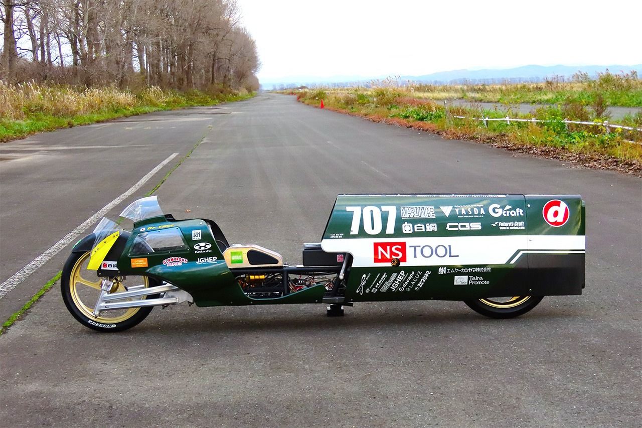 «Спортивная трасса гонок на солнечной энергии в Огата» – прямая трасса, протяженность которой превышает длину взлетно-посадочных полос в международных аэропортах. Не уступающая бонневильской специализированная трасса для автогонок – единственная в своем роде в Японии