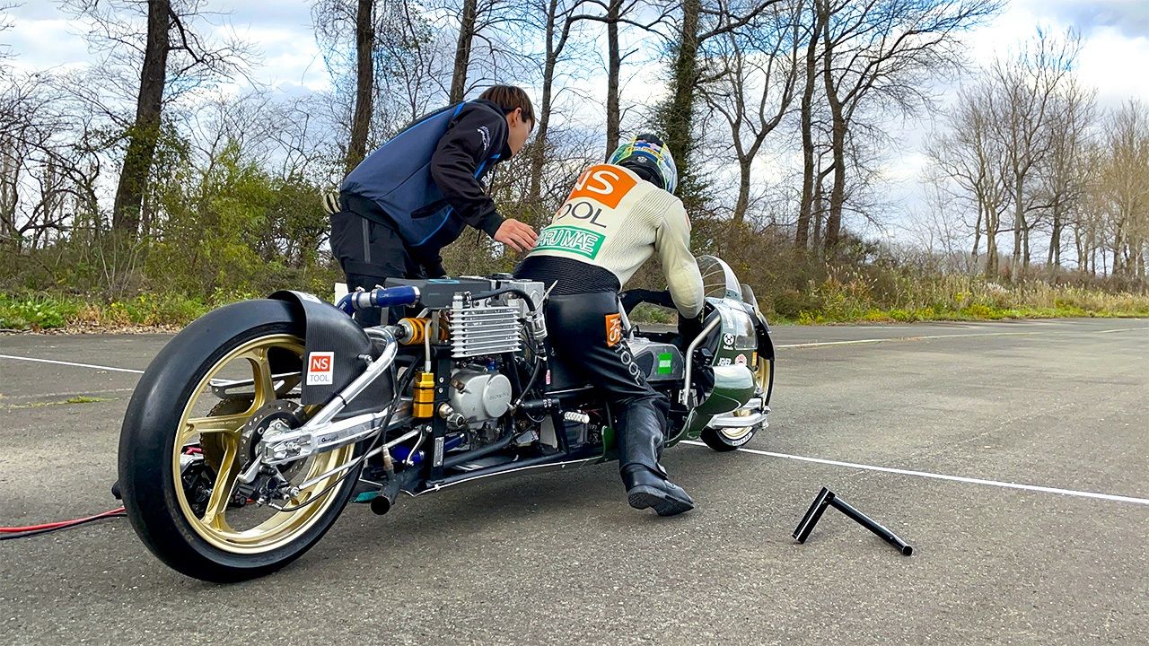 Переход с корпуса из стеклопластика на углеродный позволил снизить массу более чем на 15 килограммов