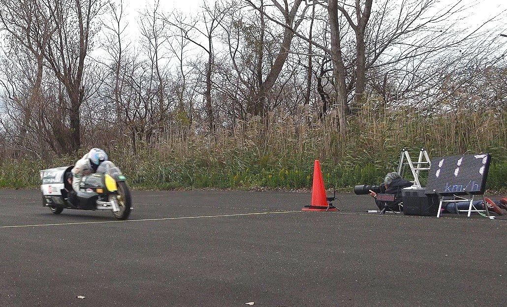 На испытаниях из соображений безопасности ограничено максимальное число оборотов двигателя, дистанция, на которой проводились тесты, тоже короче трассы в Бонневиле на 600 метров – протяженность составляет 1000 метров. Обновление рекорда в менее выгодных условиях вселило в Тикаканэ уверенность
