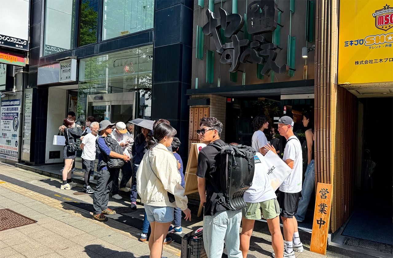 Очередь перед рестораном Tsukemenya Yasubē, одним из участников ожесточенной конкурентной борьбы на рынке рамэна в Синдзюку (© Yamakawa Daisuke)