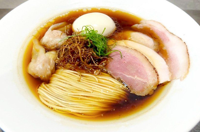 Рамэн «Токудзё сёю» (2000 йен) из ресторана Ramen Break Beats в Ютэндзи представляет собой образец идеально ровного мэнсэна (© Yamakawa Daisuke)